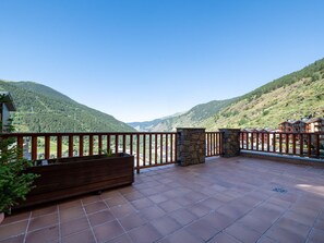 Property grounds - Rossinyol Apartment for 6, terrace facing El Tarter (El Tarter)
