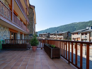 Property grounds - Rossinyol Apartment for 6, terrace facing El Tarter (El Tarter)