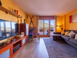 TV, fireplace - Rossinyol Apartment for 6, terrace facing El Tarter (El Tarter)