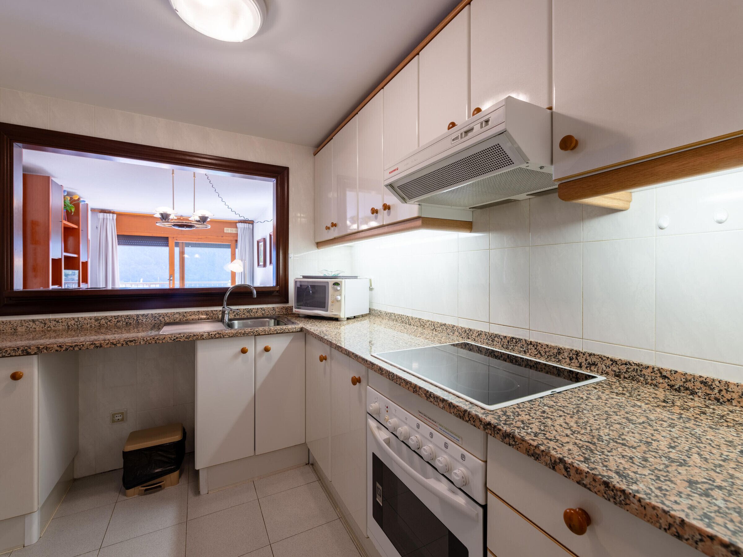 Mikrowelle, Ofen, Wasserkocher mit Kaffee-/Teezubehör, Toaster