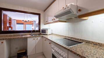 Mikrowelle, Ofen, Wasserkocher mit Kaffee-/Teezubehör, Toaster