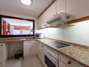 Mikrowelle, Ofen, Wasserkocher mit Kaffee-/Teezubehör, Toaster