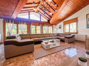 TV - Rider Apartment - 8 Guests, 4 Bedrooms (Pal)