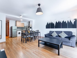 A modern apartment with a dining area, kitchen, and living space. - Arinsal Apartment 4 pers, 2 bdrm, elevator, near lift (Arinsal)