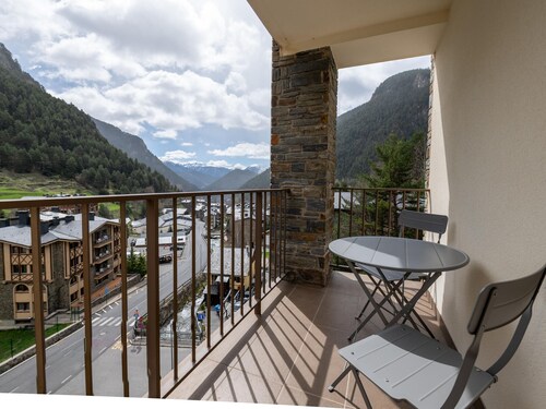2-bedroom apartment in Arinsal with parking, 4 guests.
