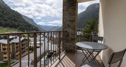 2-bedroom apartment in Arinsal with parking, 4 guests.