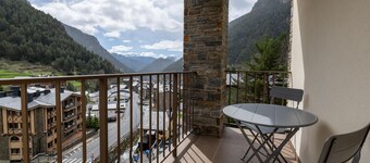 2-bedroom apartment in Arinsal with parking, 4 guests.
