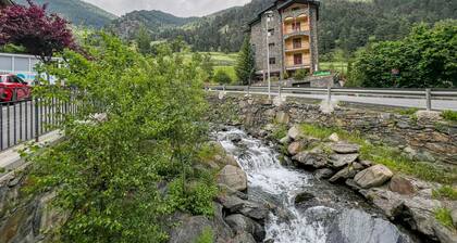 2-bedroom apartment in Arinsal with parking, 4 guests.