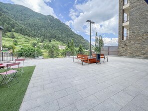 Outdoor dining - 2-bedroom apartment in Arinsal with parking, 4 guests. (Arinsal)