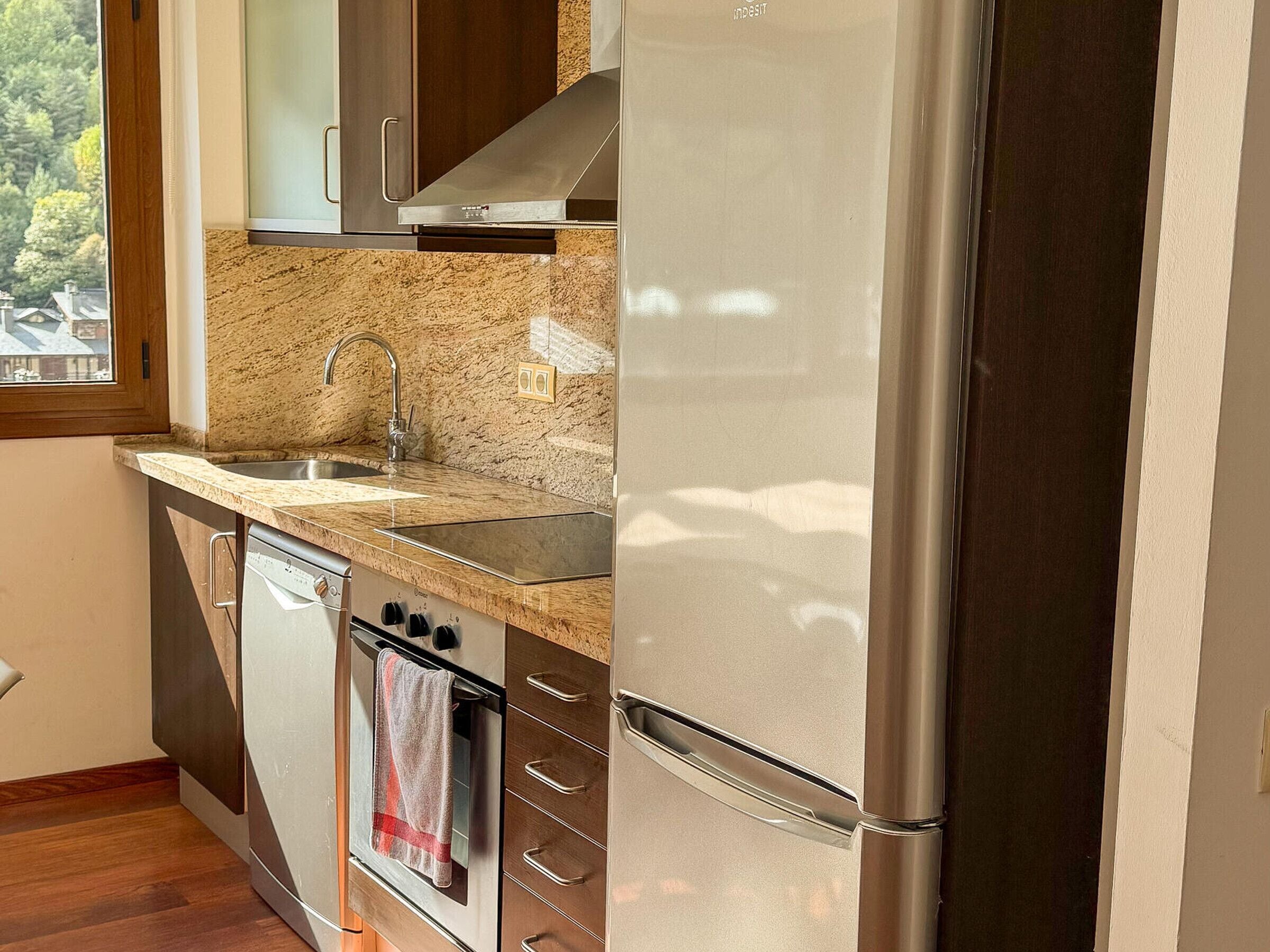 Microondas, horno, lavavajillas y cafetera y tetera 