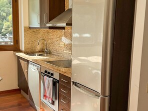 Microwave, oven, dishwasher, coffee/tea maker