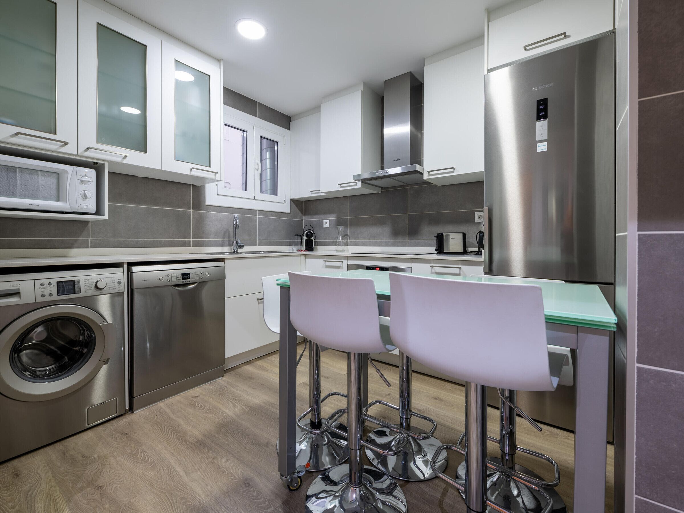 Microwave, oven, dishwasher, coffee/tea maker