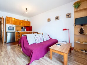A compact living space with a kitchenette, a sofa, a coffee table, and a TV. - Cozy Studio in El Tarter - 2 people, near slopes (El Tarter)