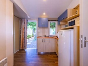 Fridge, microwave - Mobile home 3 rooms, 4 pers., near Montblanc (Montblanc)