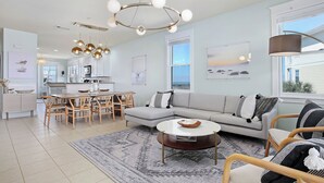 Ein modernes Wohnzimmer mit einer Couch, einem Couchtisch und einem Essbereich.