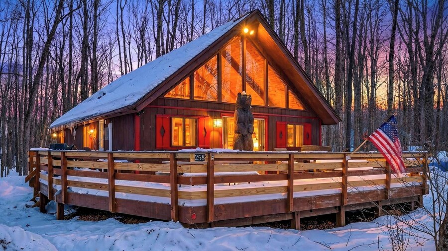 Evergreen Lodge by Avantstay Poconos Lake Cabin + Fireplace + Large Deck + Near Jack Frost & Kalahari
