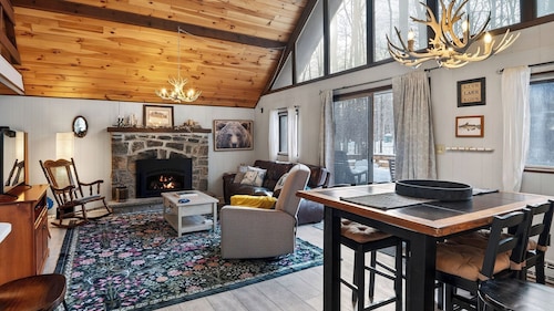 Evergreen Lodge by Avantstay Poconos Lake Cabin + Fireplace + Large Deck + Near Jack Frost & Kalahari