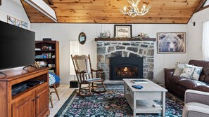 House (3 Bedrooms) | Interior - Evergreen Lodge by Avantstay Poconos Lake Cabin + Fireplace + Large Deck + Near Jack Frost & Kalahari (Pocono Lake)