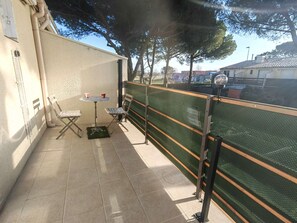 Outdoor dining - Studio with parking near the beach - 4 guests (Cap d'Agde)