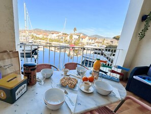 Outdoor dining - Charming apartment with parking - 4 guests (Port Grimaud)