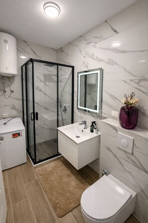 Secadora de cabello, bidet, toallas, jabón 