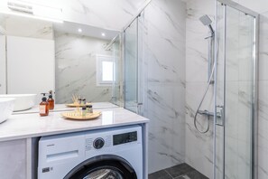 Haartrockner, Handtücher, Seife, Toilettenpapier