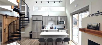 Cozy 2-bedroom chalet in tranquil Whitefish with Hot Tub and incredible views