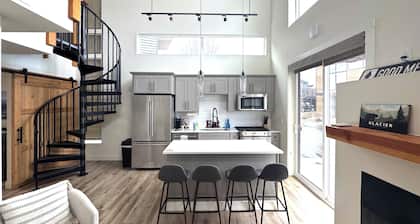 Cozy 2-bedroom chalet in tranquil Whitefish with Hot Tub and incredible views