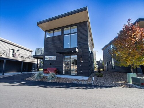 Updated 2-bedroom in tranquil Whitefish with Hot Tub and Big Mountain views