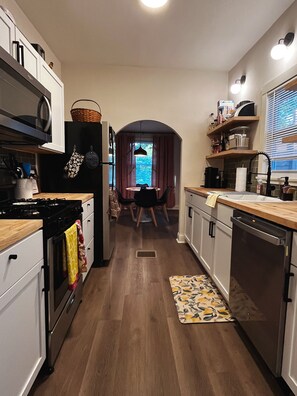 Microondas, horno, placa de cocina, lavavajillas