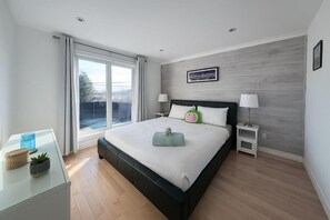 Tabla de planchar con plancha, internet y ropa de cama 
