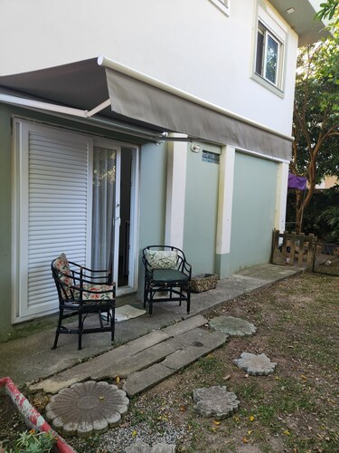 Comfortable suite on a quiet street near Armação beach.