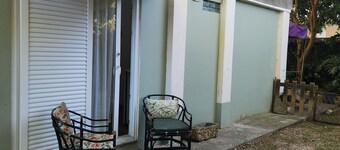 Comfortable suite on a quiet street near Armação beach.