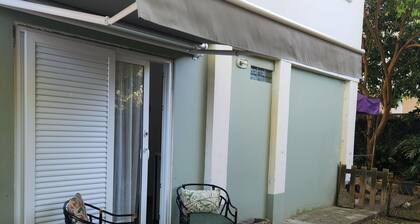 Comfortable suite on a quiet street near Armação beach.