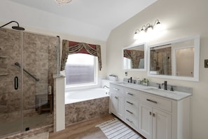 Douche, séchoir à cheveux, serviettes fournies, savon