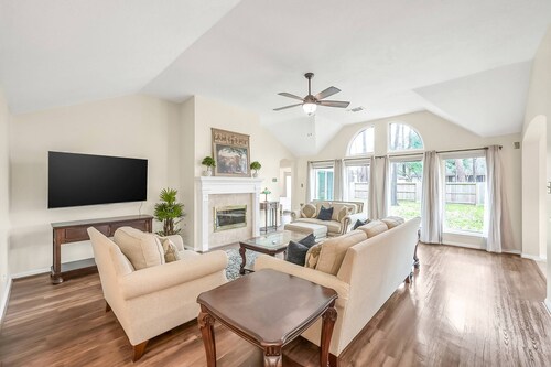 NEW! 3BR The Woodlands Home | Fully Equipped Kitchen | Fenced Yard | King Bed