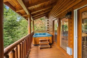 Outdoor spa tub - Willow Haven Mountain Cabin (Sevier County)