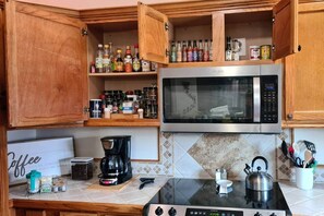 Fridge, microwave, oven, stovetop - NEW 3BD   Close to Coliseum and Beach (D'Iberville)