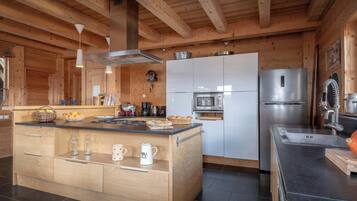 Uuni, liesi, kahvin-/teenkeitin, leivänpaahdin