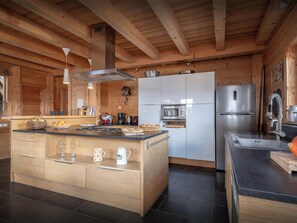 Horno, placa de cocina, cafetera/tetera, tostadora