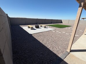 A rooftop terrace with seating, a small garden area, and a clear sky. - Beautiful 3-bedroom house with AC in wonderful Yuma (Yuma)