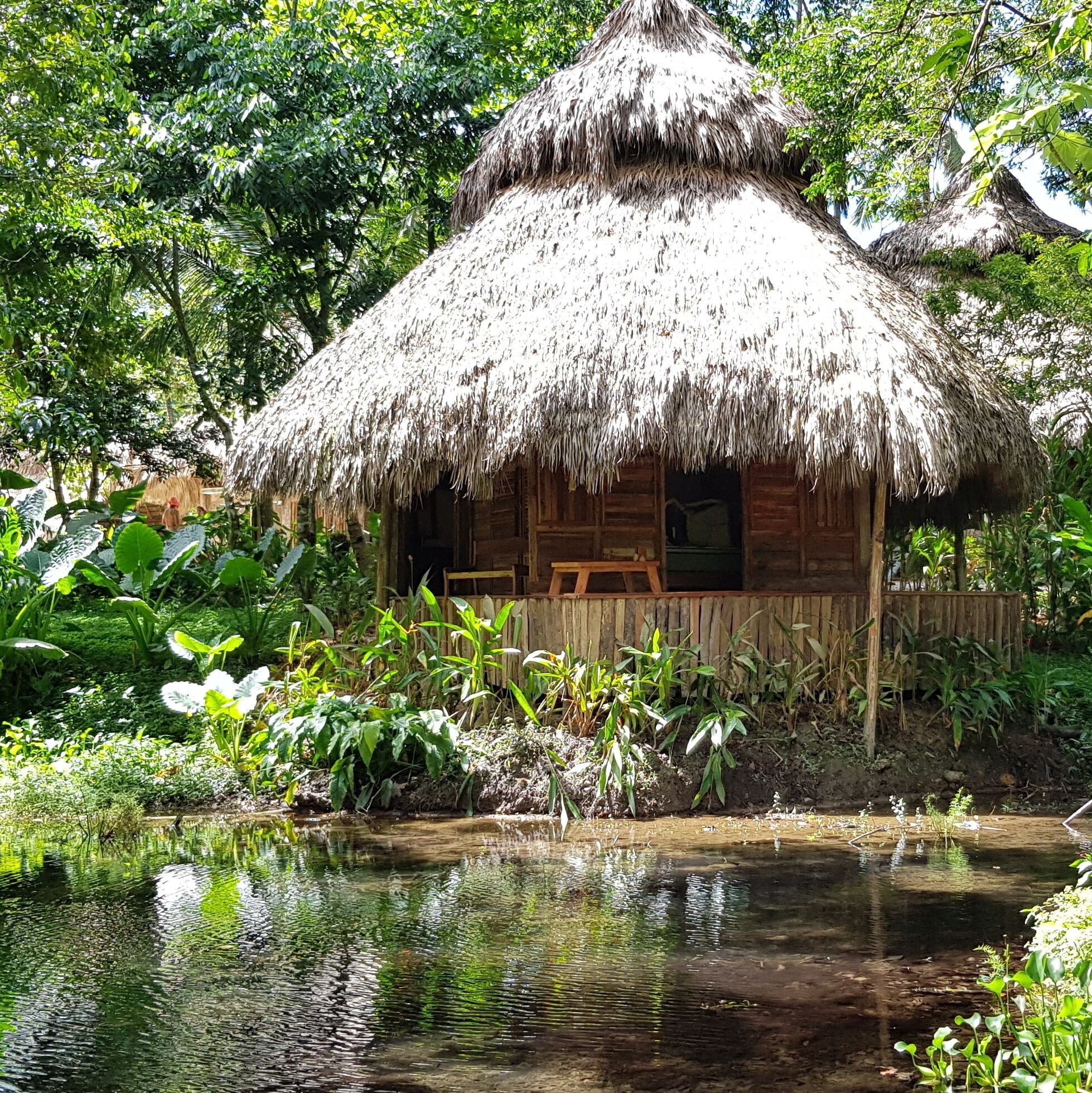 Quarto casal superior, vista para o jardim | Fachada