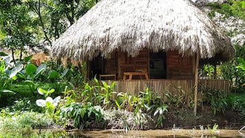 Quarto casal superior, vista para o jardim | Fachada