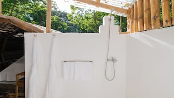 Cabaña Deluxe, vista al río | Baño | Jabón, shampoo, papel de baño