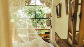 Casa de árbol superior, vista al jardín | Caja de seguridad en la habitación y wifi gratis