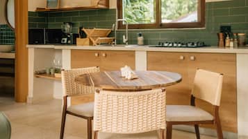 Suite Deluks, AC, pemandangan kebun | Dapur pribadi