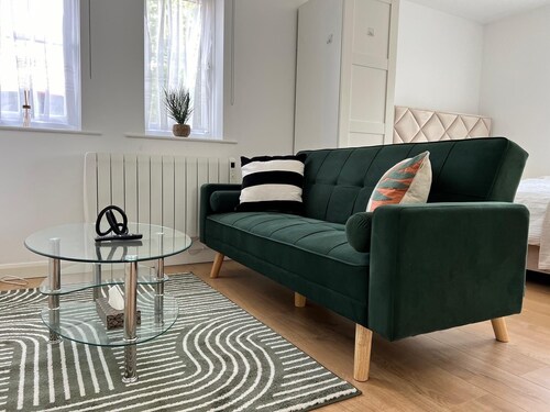 Wembley Studio Flat with Free parking! Walking distance to two tubes and stadium