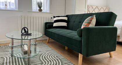 Wembley Studio Flat with Free parking! Walking distance to two tubes and stadium