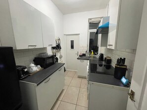 Refrigerador, microondas, horno y parrilla de estufa 