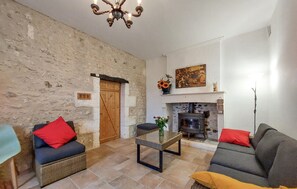 Living area - Beautiful home in Chadurie (Chadurie)